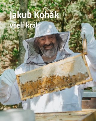Od roku 2022 je součástí našeho včelího světa i Jakub Kohák. Ne jako tvář z plakátu, ale jako člověk, který mezi včelami...